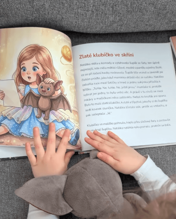 Dítě si prohlíží otevřenou personalizovanou knihu